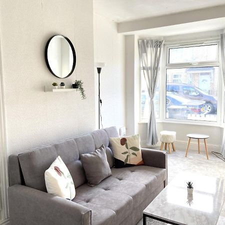 Kisobi Home Bedroom 1 كينغستون أبون هول المظهر الخارجي الصورة