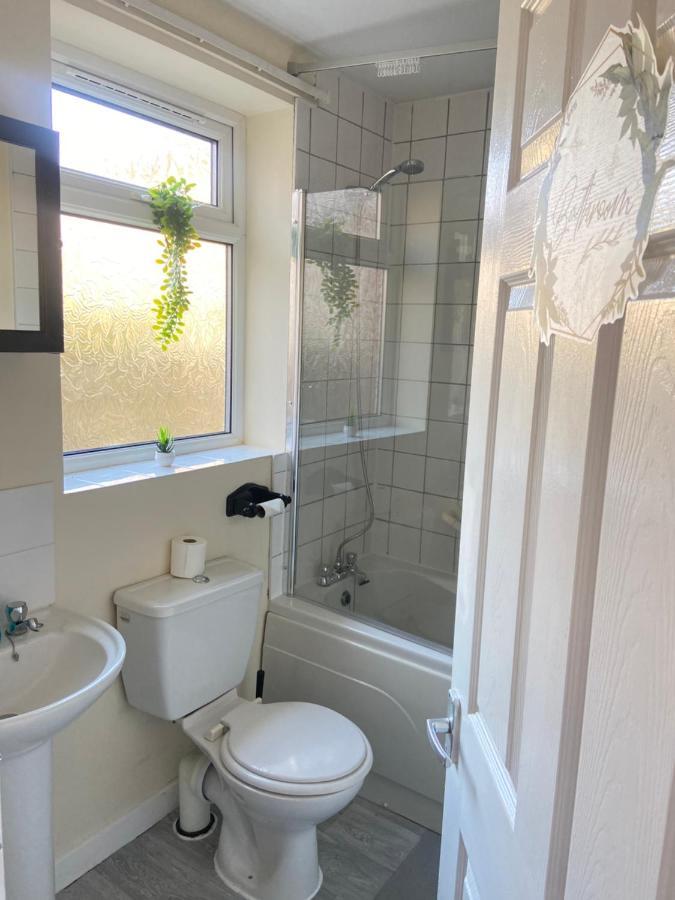 Kisobi Home Bedroom 1 كينغستون أبون هول المظهر الخارجي الصورة